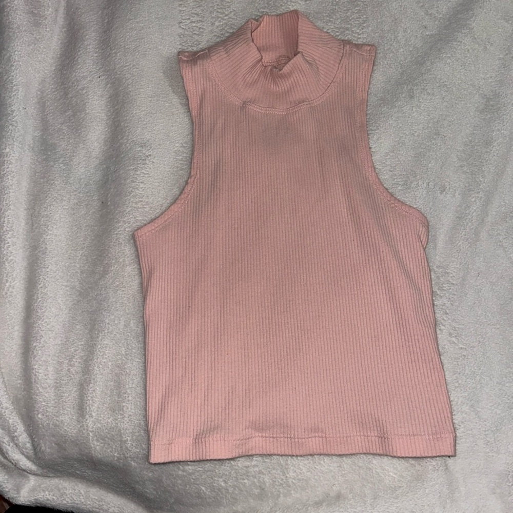 I am selling this top because I don’t like the way it looks on me